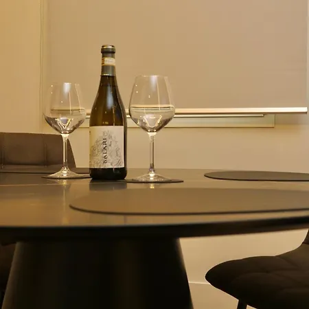 Apartment Superior Luxurious Romantic Getaway - Historical Centre - Fully Equipped & Renovated - Garibaldi#3 *