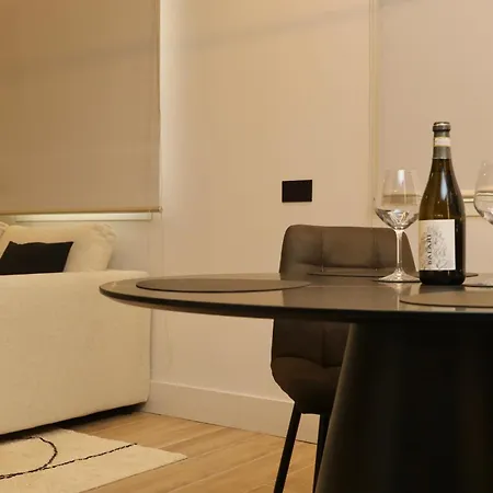 Superior Luxurious Romantic Getaway - Historical Centre - Fully Equipped & Renovated - Garibaldi#3 *